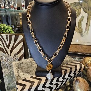 Gold tone chunky necklace with pearl drop.
